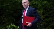 Secretário da Defesa britânico, John Healey, apresenta demis