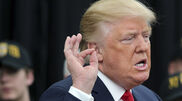 <![CDATA[ Associação belga dá a Trump anel com diamantes, safiras, esmeraldas e rubis ]]>