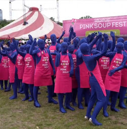 Festival dedicado à sopa de beterraba transforma capital da Lituânia numa festa 'Barbie'
