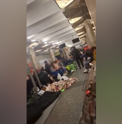 Centenas de moradores em Kiev refugiam-se no metro durante ataque russo