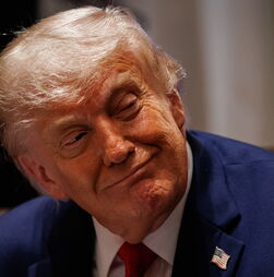 Trump alega que 'missão secreta' permitiu retirar 100 milhões de barris de petróleo de Ormuz