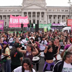 Milhares de manifestantes marcham nas ruas de Córdoba contra o feminicídio na Argentina após morte de mais uma adolescente