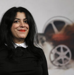 Morreu Marjane Satrapi, a escritora que desenhou a repressão e revolta das mulheres iranianas 
