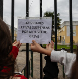 Pessoal não docente das escolas está em greve. FESINAP diz que adesão ronda os 50%