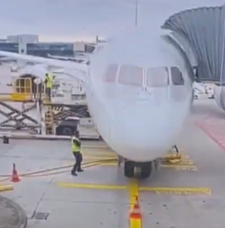 O momento em que avião colapsa após falha de trem de aterragem em Frankfurt. Há vários feridos