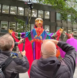 Marionetas gigantes invadem ruas de Londres em desfile climático