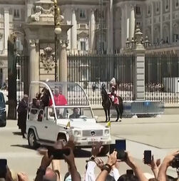 Papa Leão XIV percorre ruas de Madrid no papamóvel