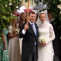 Família real britânica reunida no casamento de Peter Phillips