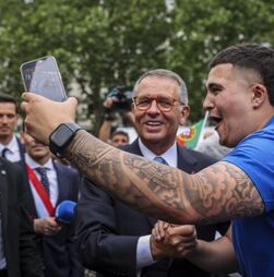10 Junho: Centenas de portugueses recebem Seguro no Luxemburgo com bandeiras e telemóveis no ar