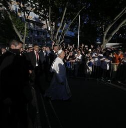 Papa reúne Meio milhão de pessoas em celebração no centro de Madrid