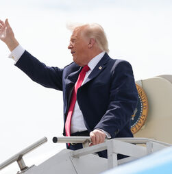Irão: Trump descarta retirada de tropas até conseguir concluir a missão