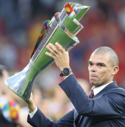 Pepe pode juntar-se à equipa técnica de José Mourinho no Real Madrid, avançam em Espanha