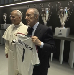 Papa Leão XIV recebe camisola do Real Madrid durante a visita ao Bernabéu 
