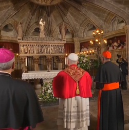 Papa Leão XIV surpreende fiéis ao falar catalão em oração na Catedral de Barcelona 