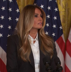 'Continuem a usar a IA como musa”: Melania Trump desafia alunos a explorar a inteligência artificial