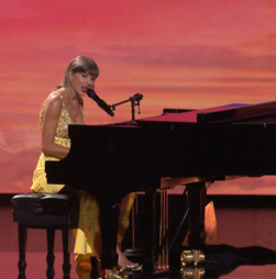 Taylor Swift surpreende fãs com atuação na antestreia de Toy Story 5