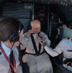 Papa Leão XIV troca papamóvel por cockpit durante voo em Espanha