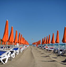 Nesta praia da Sardenha passou a ser proibido usar chapéus de sol