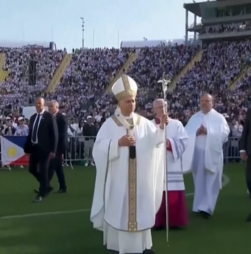 Papa Leão XIV celebra missa perante milhares de fiéis em estádio de Las Palmas