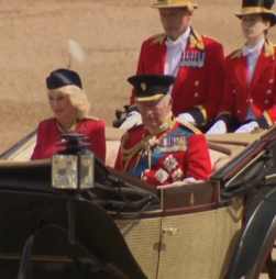 Rei Carlos III celebra aniversário oficial com tradicional desfile militar em Londres
