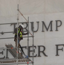 Kennedy Center avança com remoção do nome de Donald Trump após ordem judicial