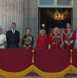 Família real britânica assiste a ‘flypast’ a partir da varanda do Palácio de Buckingham 