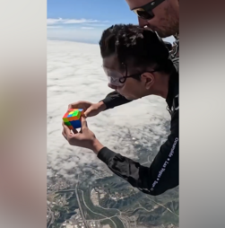 Novo recorde mundial: paraquedista resolve dois cubos de Rubik a 4 mil metros de altura e entra para o Guinness