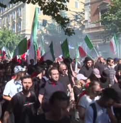 Dezenas de milhares de pessoas protestam em Roma em manifestações rivais sobre imigração