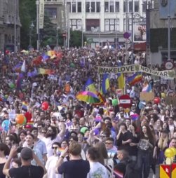 Marcha LGBTQ+ leva milhares de pessoas ao centro de Bucareste em defesa da igualdade