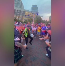 Polícia dá espetáculo com bola e conquista aplausos de adeptos do Mundial em Boston