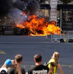 Manifestantes incendeiam Tesla e partem janelas de escritório da ONU em protesto contra o G7 