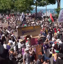Ambientalistas, feministas e grupos pró-palestinianos protestam contra o G7 em Genebra