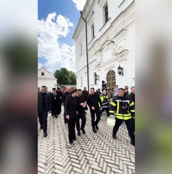 Zelensky visita mosteiro histórico atingido por ataques russos  