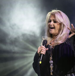 Bonnie Tyler acorda do coma, mas permanece nos cuidados intensivos