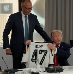 Chanceler alemão oferece camisola da seleção da Alemanha a Donald Trump 