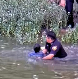 O momento em que polícias salvam criança dada como desaparecida no Texas 