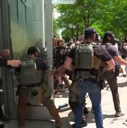 Confrontos entre manifestantes e autoridades marcam protesto nas ruas do Minnesota nos EUA