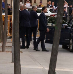 Antigo primeiro-ministro espanhol José Luis Zapatero recebido com apupos à chegada ao tribunal