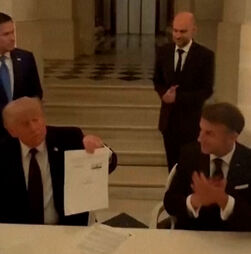 'Não foi fácil, posso garantir-vos': o momento em que Trump assina acordo com o Irão durante jantar em Versalhes