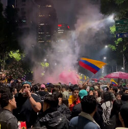 Adeptos colombianos em festa celebram vitória sobre o Uzbequistão na Cidade do México