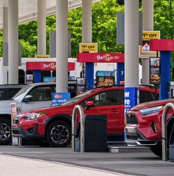 Preço de galão de gasolina nos EUA cai para nível inédito desde março