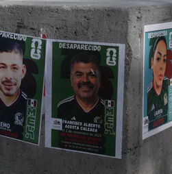 Cartazes com desaparecidos ao estilo dos cromos do Mundial alertam para criminalidade em Guadalajara