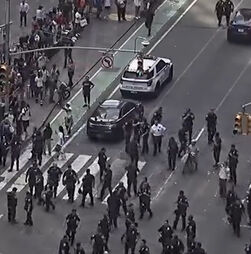 O momento do tiroteio em Times Square horas após os festejos dos Knicks