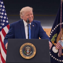 “Aqueles navios estão a sair do Estreito de Ormuz como nunca se viu antes”: Trump destaca navegação no Estreito
