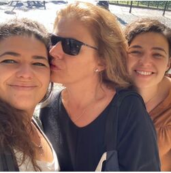 Maria dos Anjos era cuidadora e passou a ser ela a precisar de cuidados. As filhas gémeas nunca largam a mãe