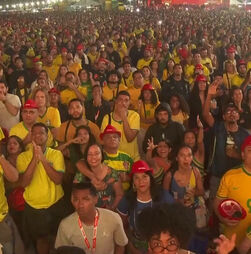 Adeptos brasileiros fazem a festa após triunfo sobre o Haiti no Mundial
