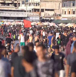 Habitantes de Gaza procuram refúgio na praia para escapar ao calor e à guerra