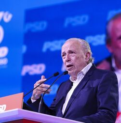 Santana Lopes chega perto da meia-noite ao congresso do PSD e é anunciado como militante