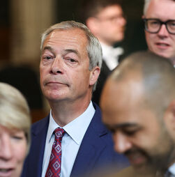 Nigel Farage quer eleições legislativas após demissão de Starmer