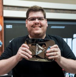 A história do streamer que derrotou a Globo